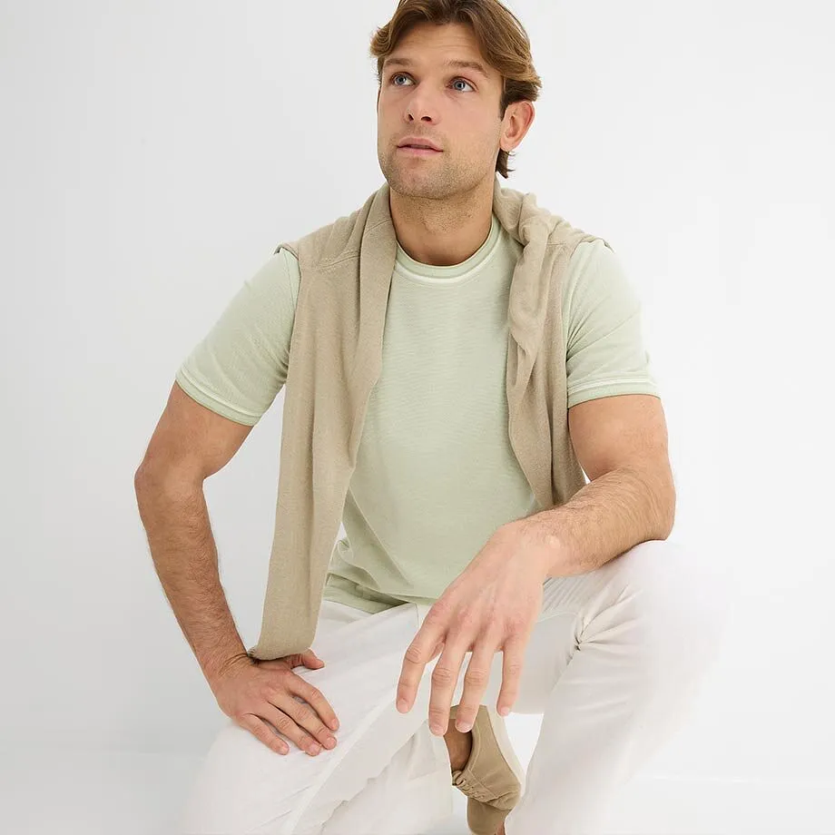 T-shirt clair avec pull l&eacute;ger et pantalon large.