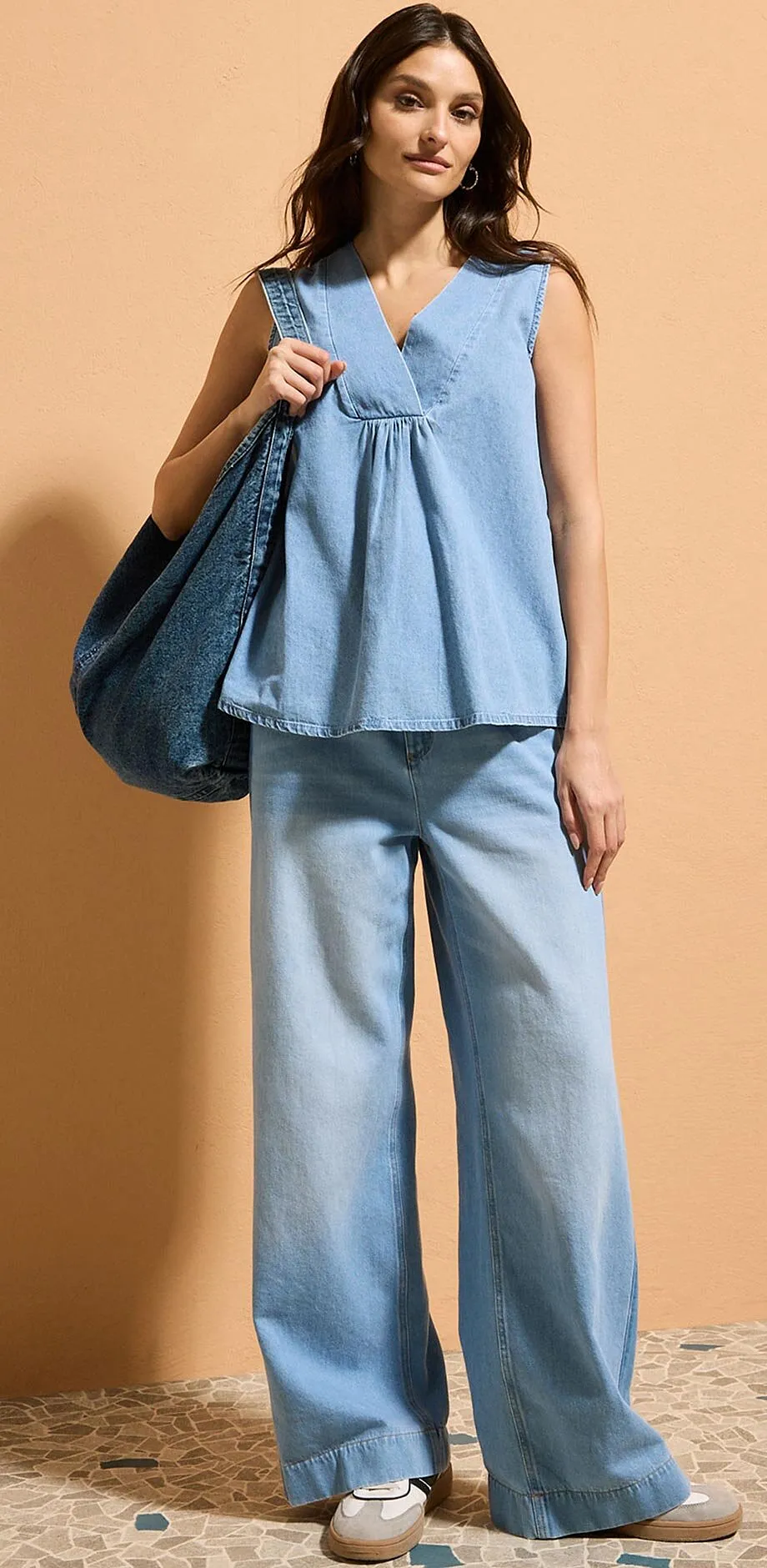 Top-blouse en jean bleu associ&eacute; &agrave; un jean wide-leg assorti.