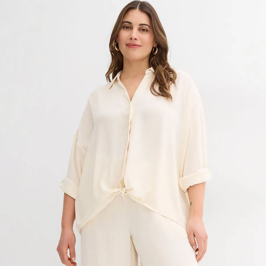 Blouse beige en cr&ecirc;pe l&eacute;ger.