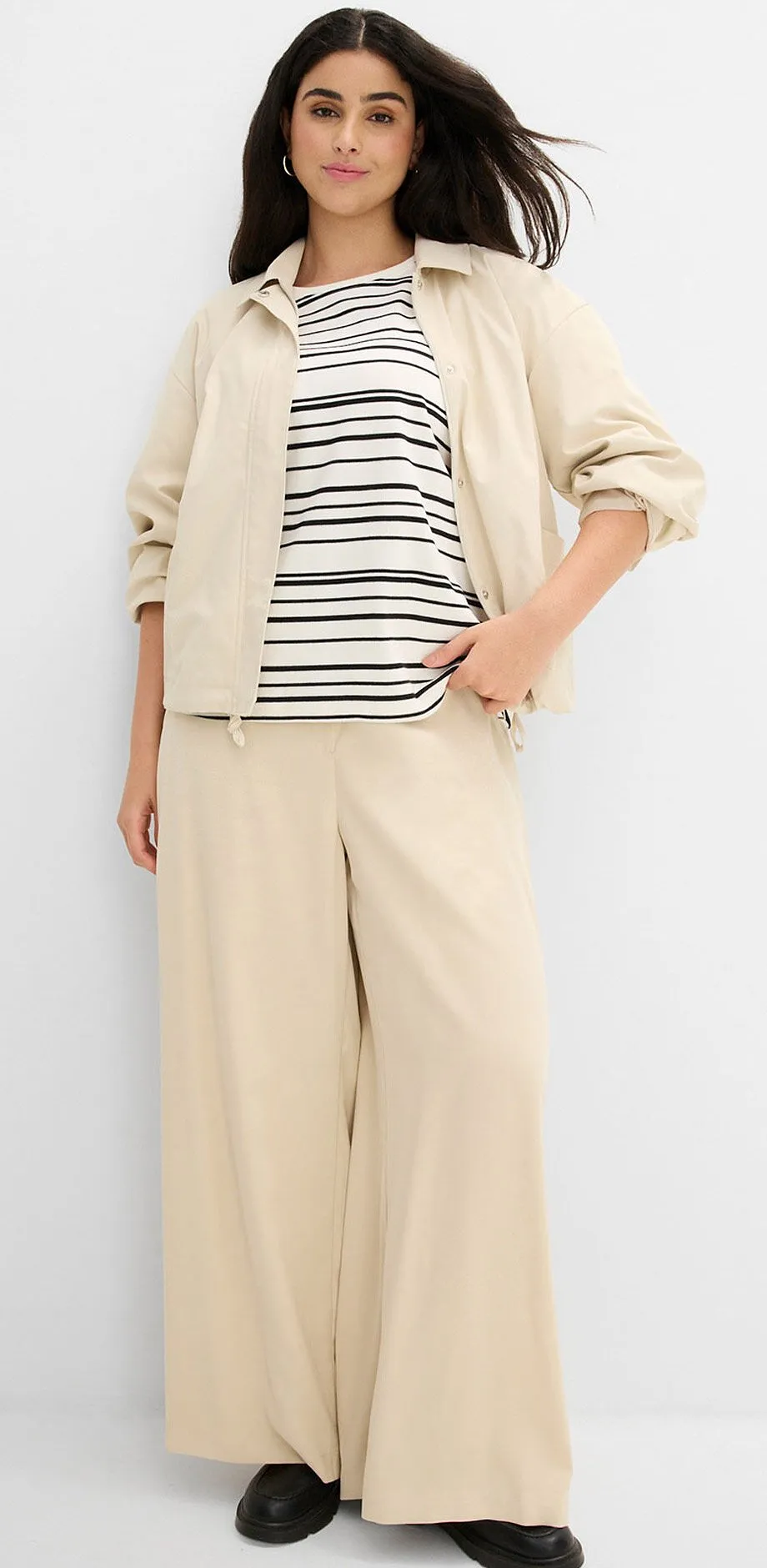 Blouson beige, T-shirt ray&eacute; et pantalon palazzo beige.