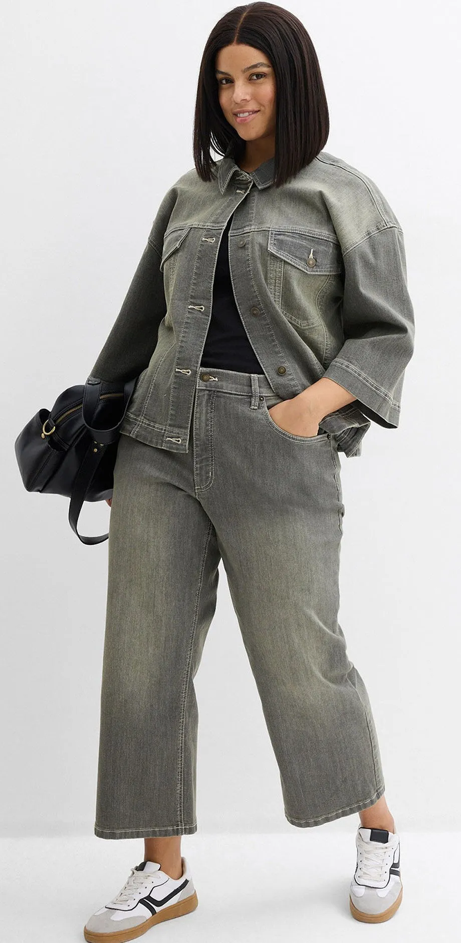 Veste en jean grise et jean wide-leg assorti.