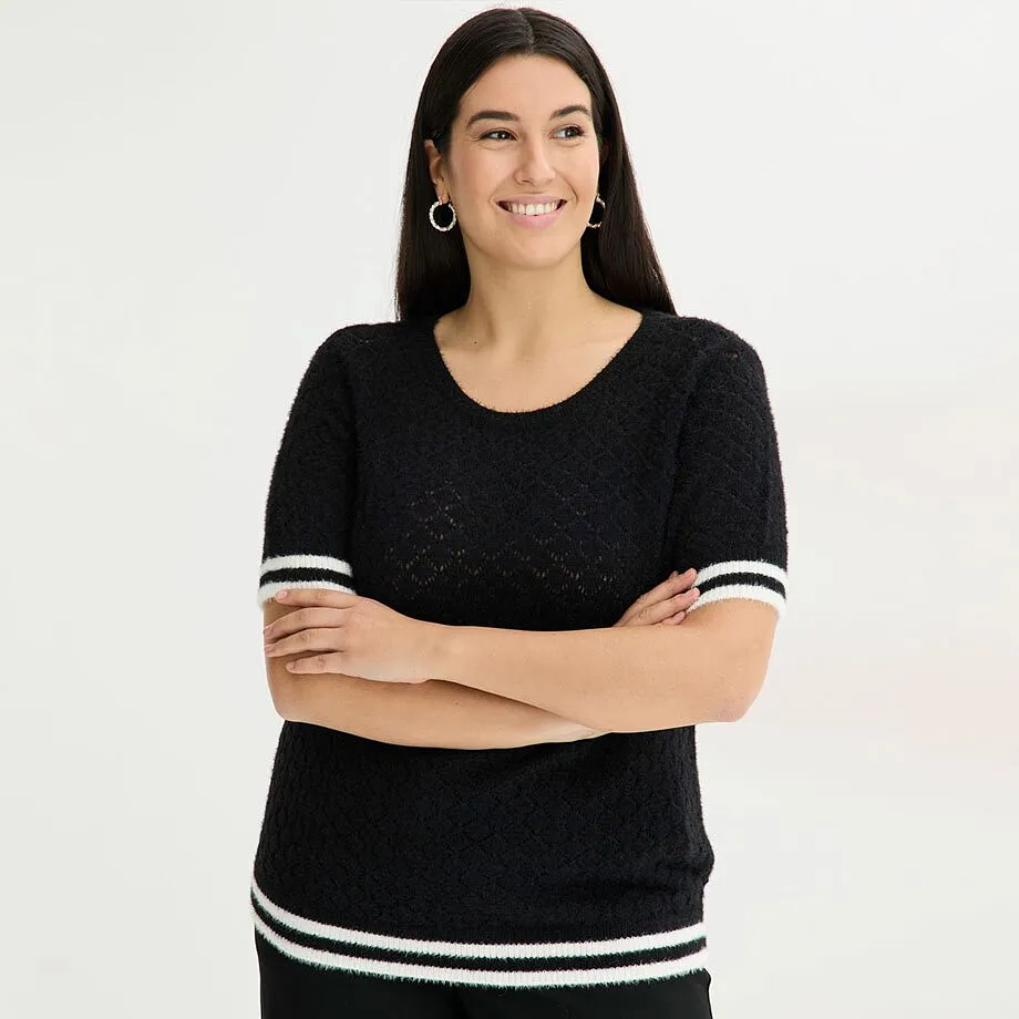 Pull ajour&eacute; noir et blanc en tricot duveteux.