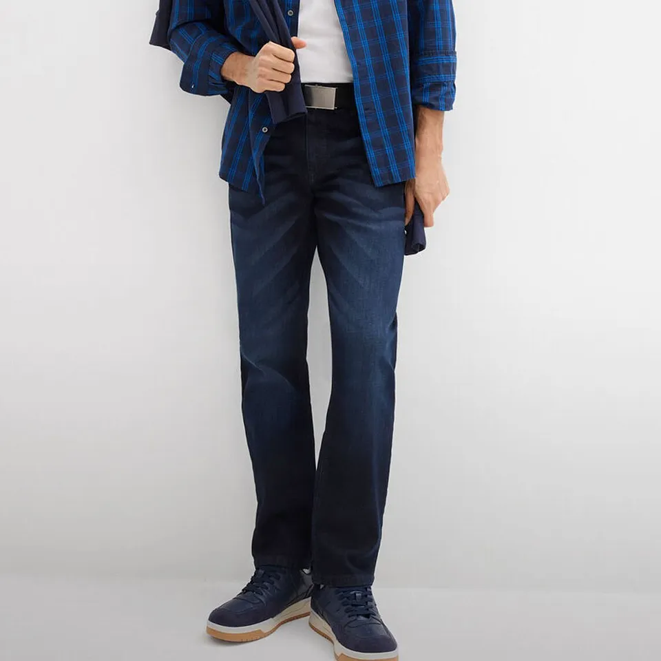 Chemise &agrave; carreaux, jean fonc&eacute; et chaussures assorties en bleu marine.