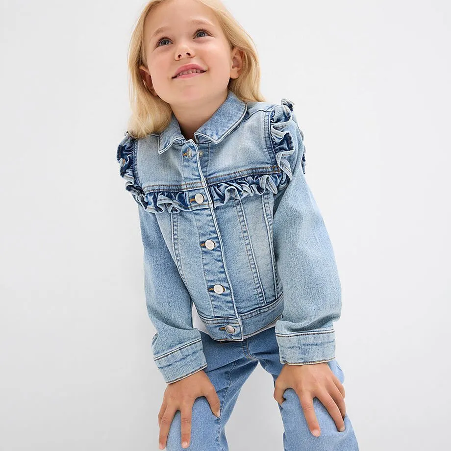 Veste en jean bleu clair avec ruch&eacute;s sous le col et au niveau des &eacute;paules.