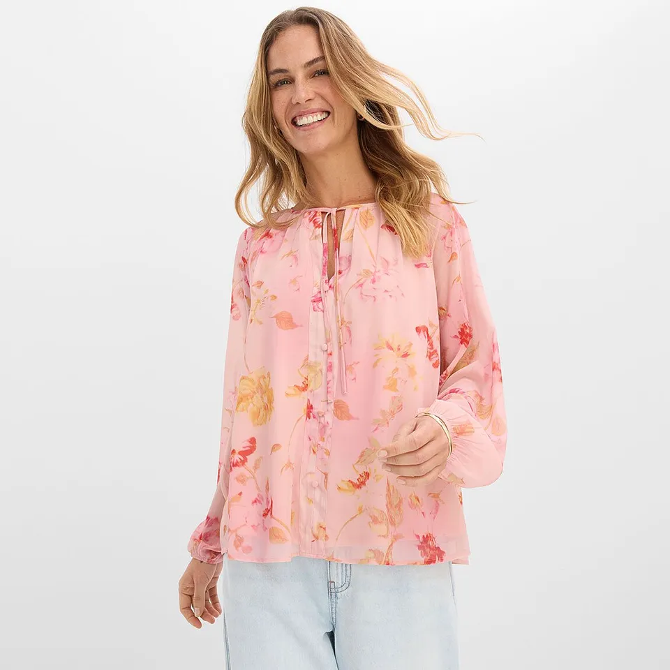 Blouse rose &agrave; motif floral et jean clair.