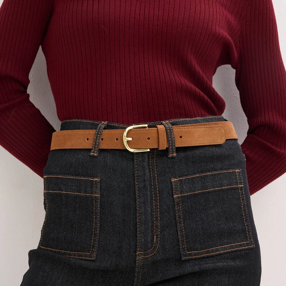 Pull en maille associ&eacute; &agrave; un jean et une ceinture en cuir marron.