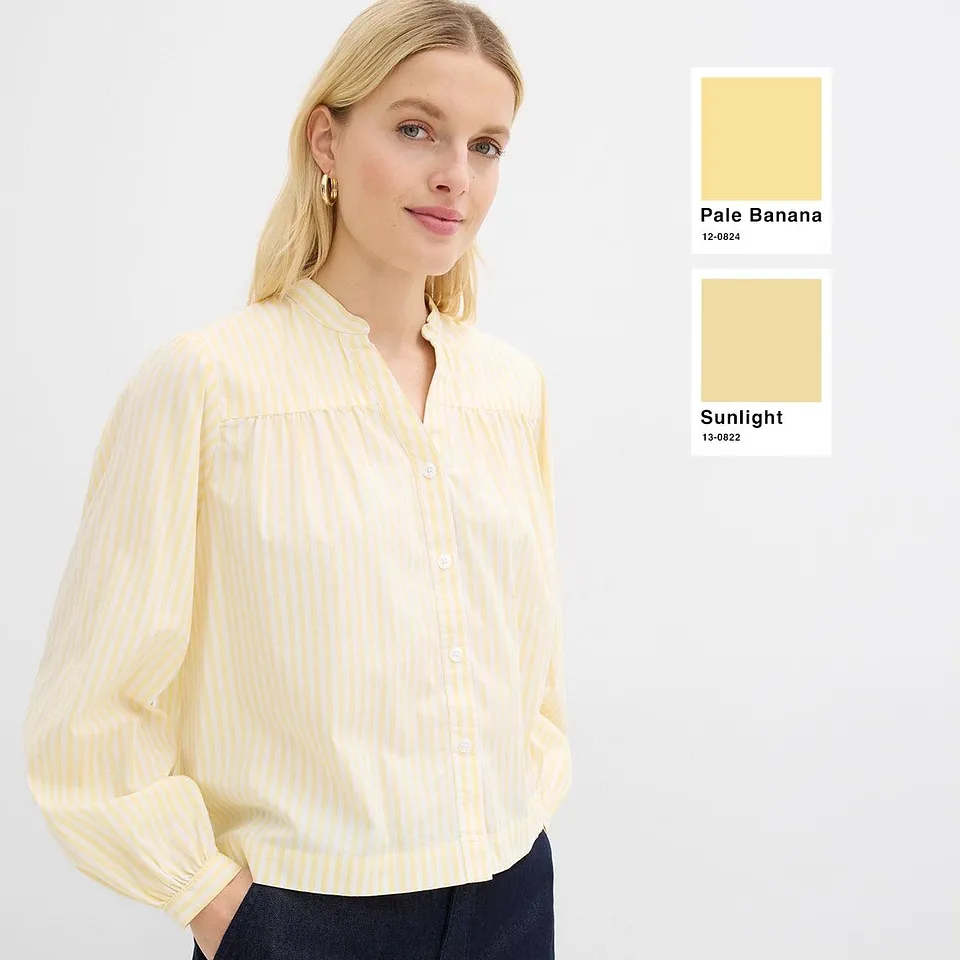 Blouse jaune clair &agrave; fines rayures et manches longues.