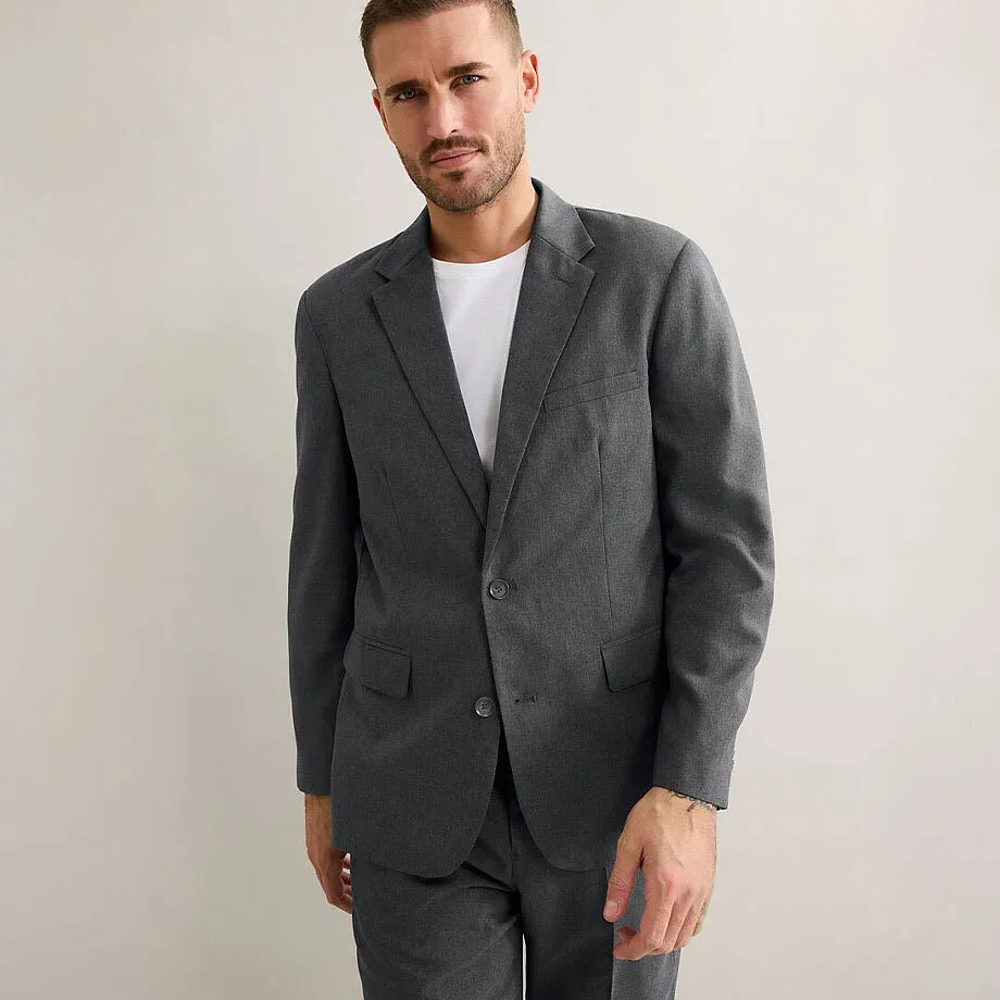 Eleganter grauer Anzug mit schlichtem wei&szlig;em T-Shirt darunter. 