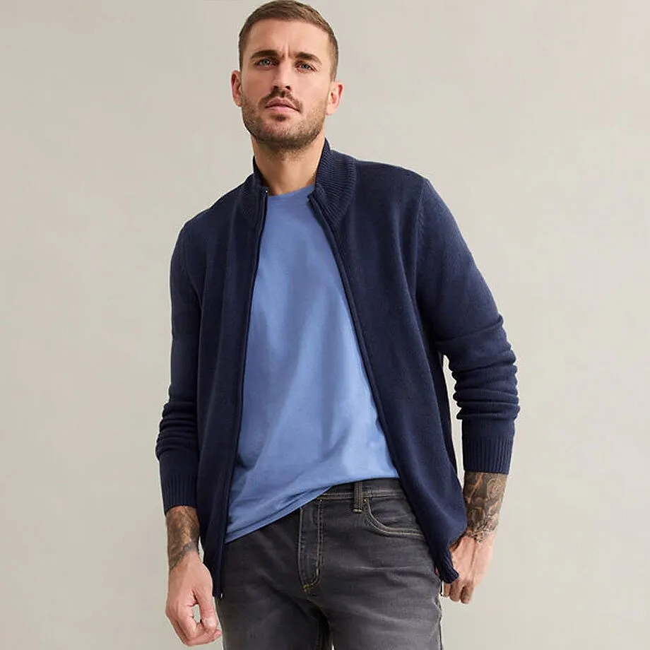 Eleganter Cardigan in Marineblau &uuml;ber hellblauem T-Shirt, kombiniert mit grauen Jeans.