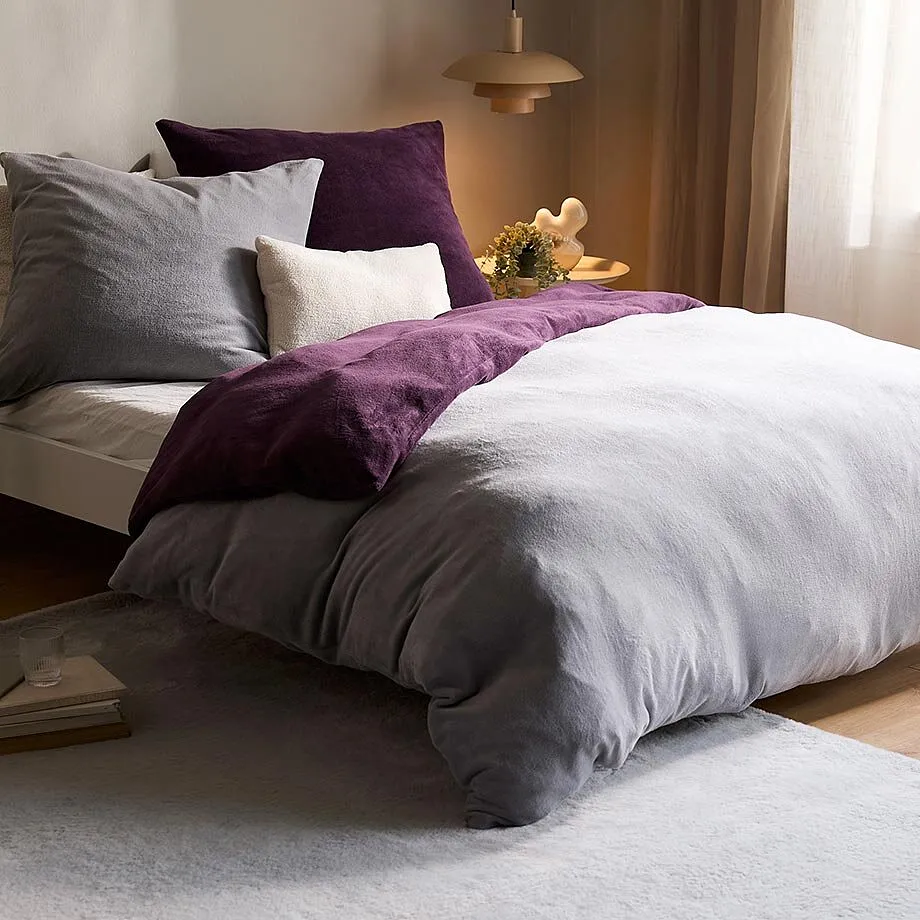 Parure de lit grise.