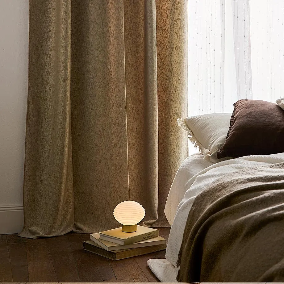 Jolis voilages dans la chambre &agrave; coucher.