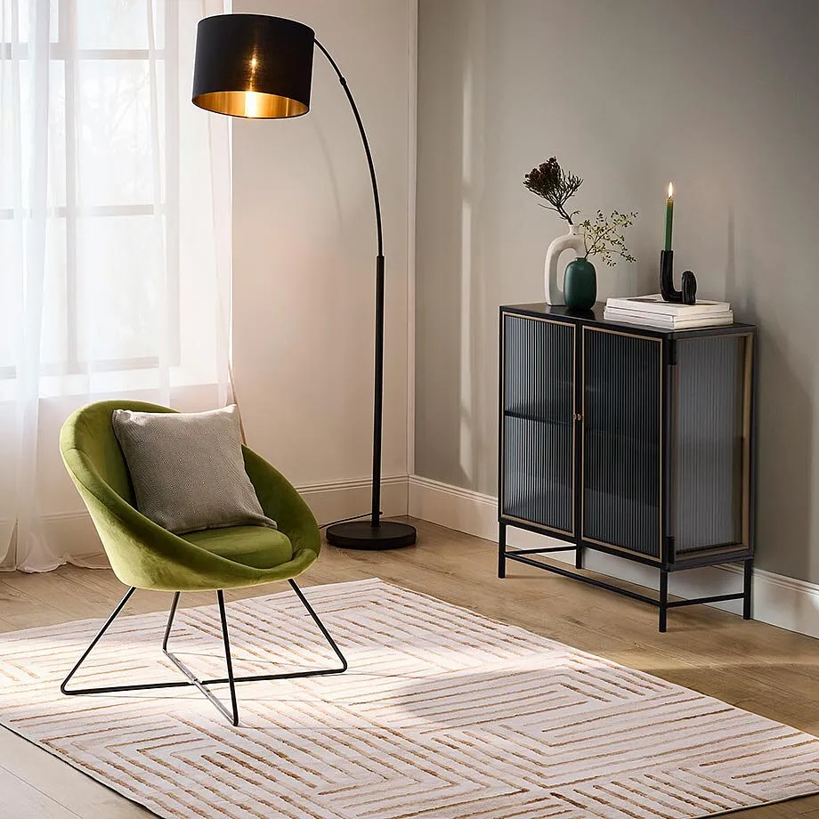 Fauteuil design sous une lampe. 