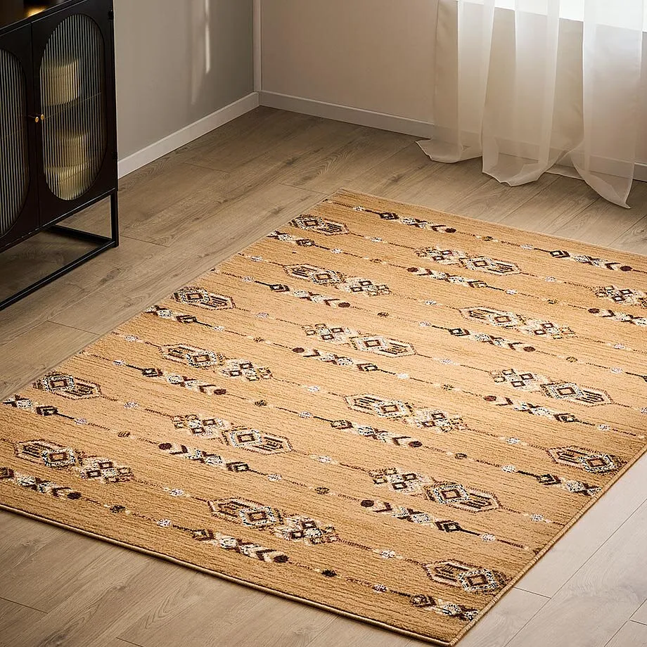 Tapis douillet &agrave; motif g&eacute;om&eacute;trique.