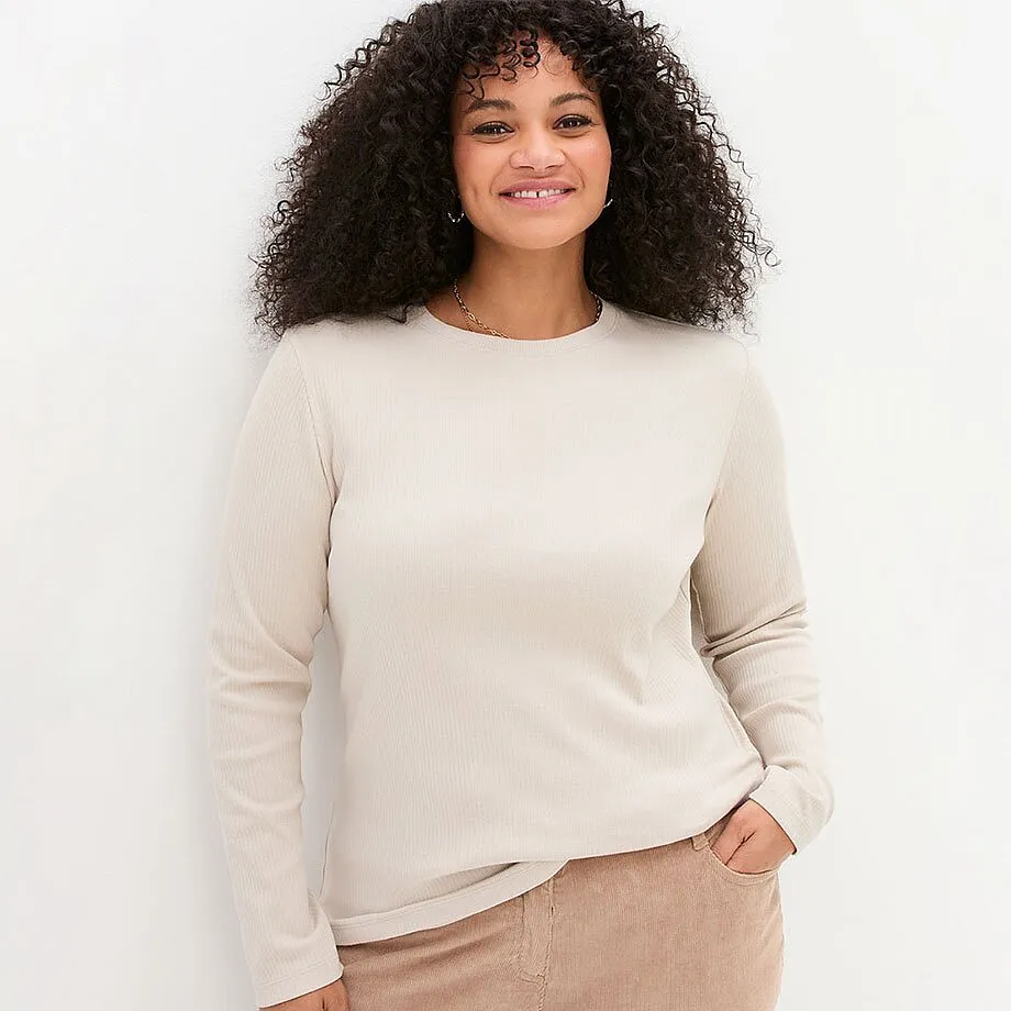 T-shirt clair &agrave; manches longues et col rond.