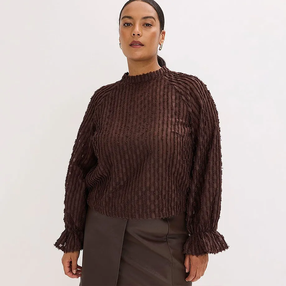 Blouse marron en mati&egrave;re structur&eacute;e.