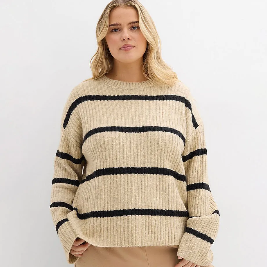 Pull en maille beige &agrave; rayures noires.