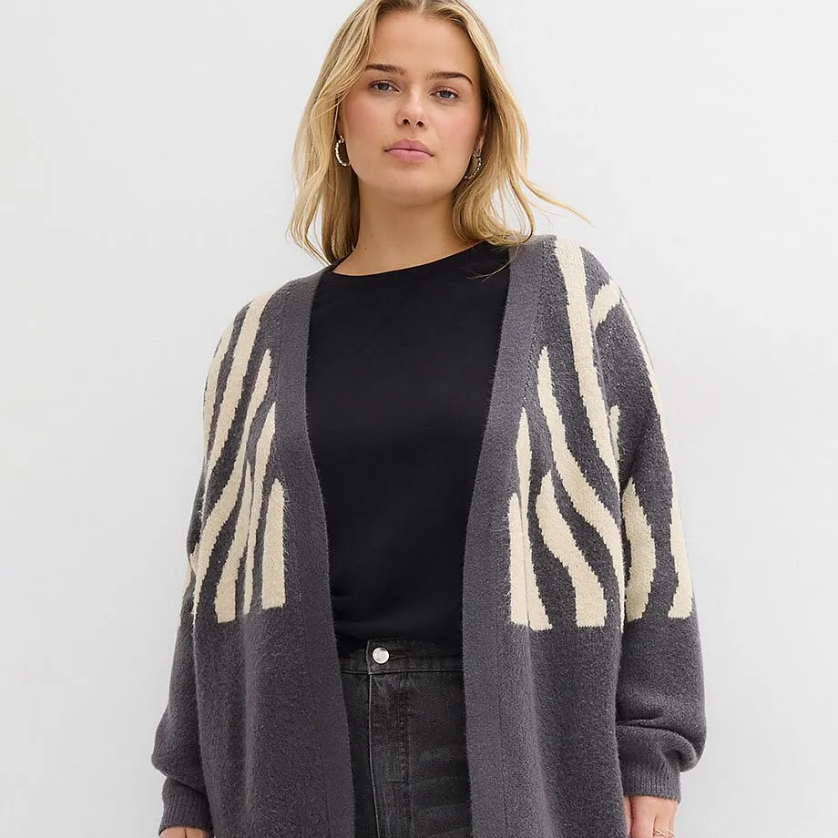 Cardigan gris &agrave; motif z&egrave;bre, haut noir.