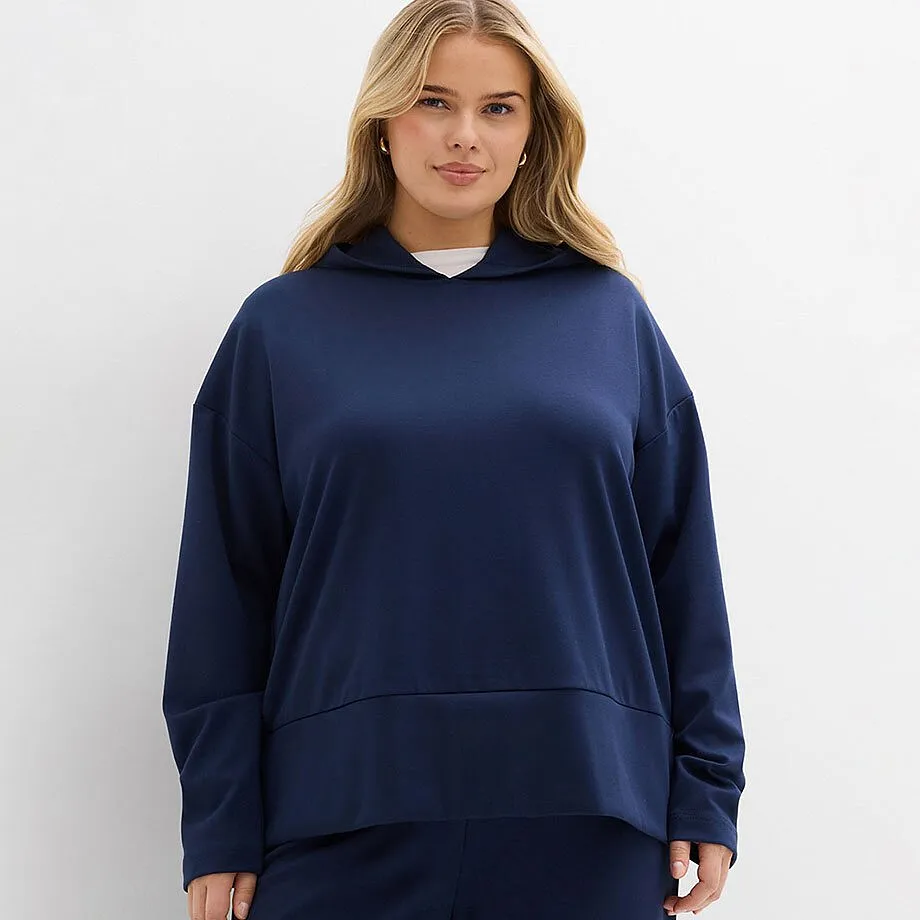 Pull bleu fonc&eacute; &agrave; capuche et manches longues.