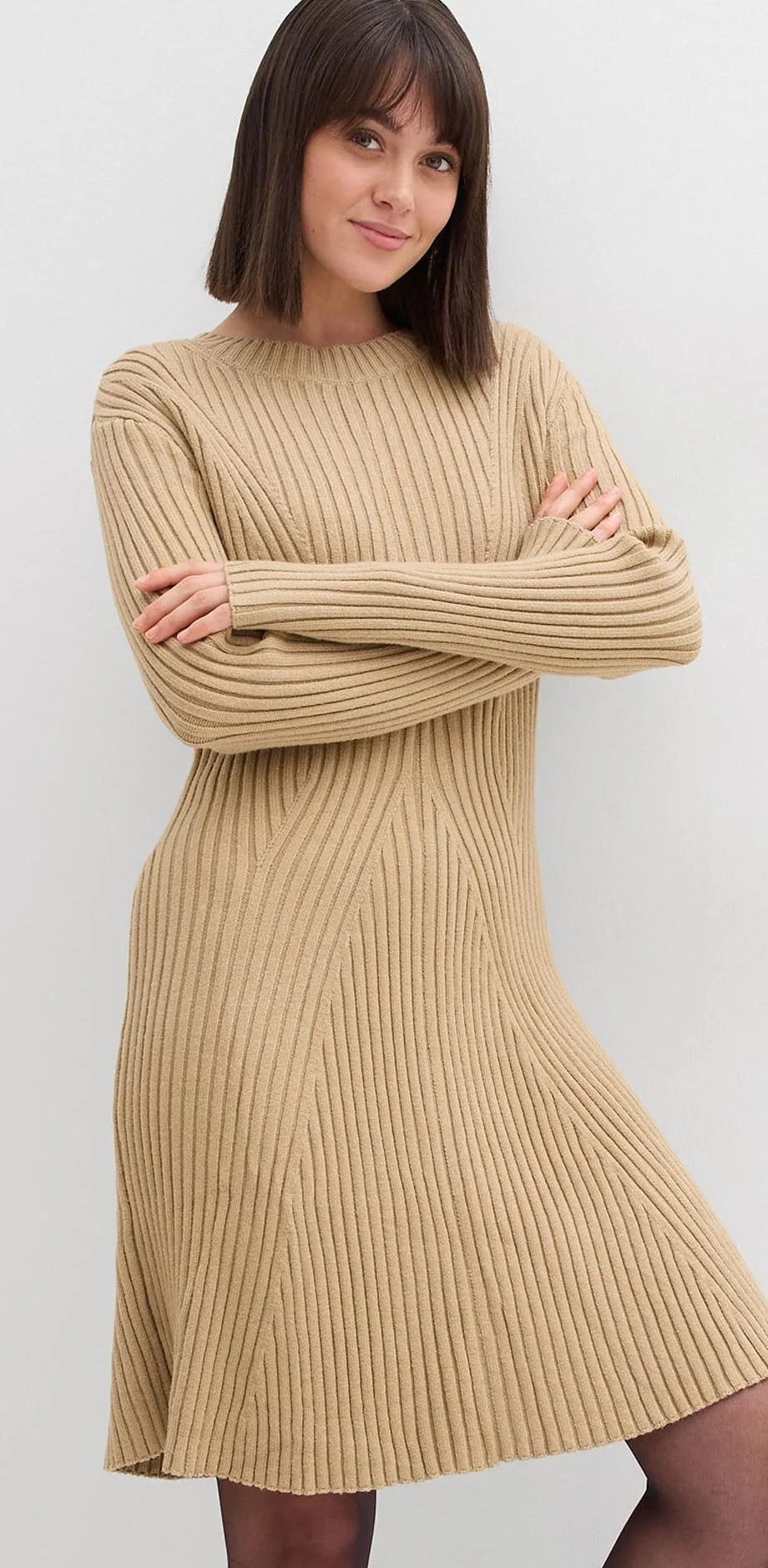 Robe en maille beige avec un motif c&ocirc;tel&eacute;, manches longues et partie jupe l&eacute;g&egrave;rement &eacute;vas&eacute;e.