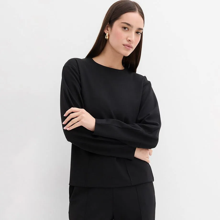 T-shirt noir &agrave; manches longues et encolure ronde.