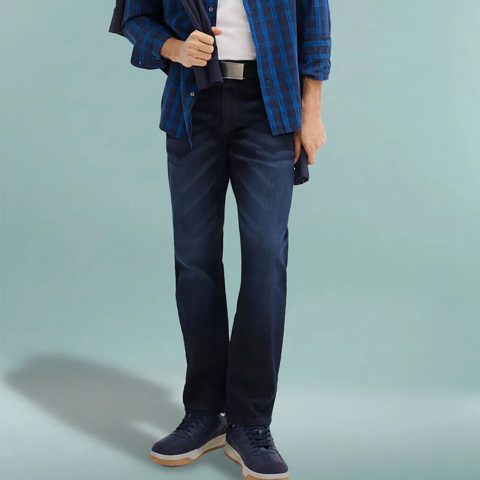 Chemise &agrave; carreaux, jean fonc&eacute; et chaussures assorties en bleu marine.