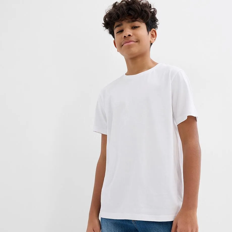Ein Junge tr&auml;gt ein wei&szlig;es T-Shirt und eine blaue Jeans.
