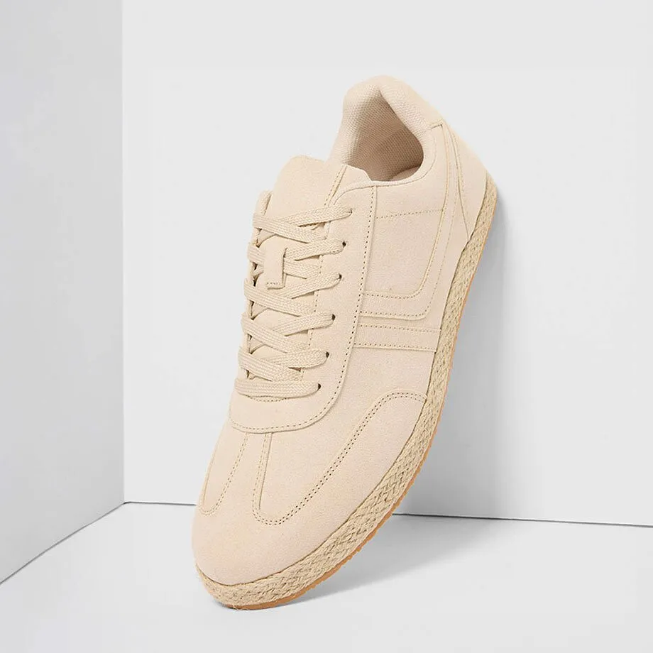 Sneakers beige avec lacets et semelle de couleur naturelle.