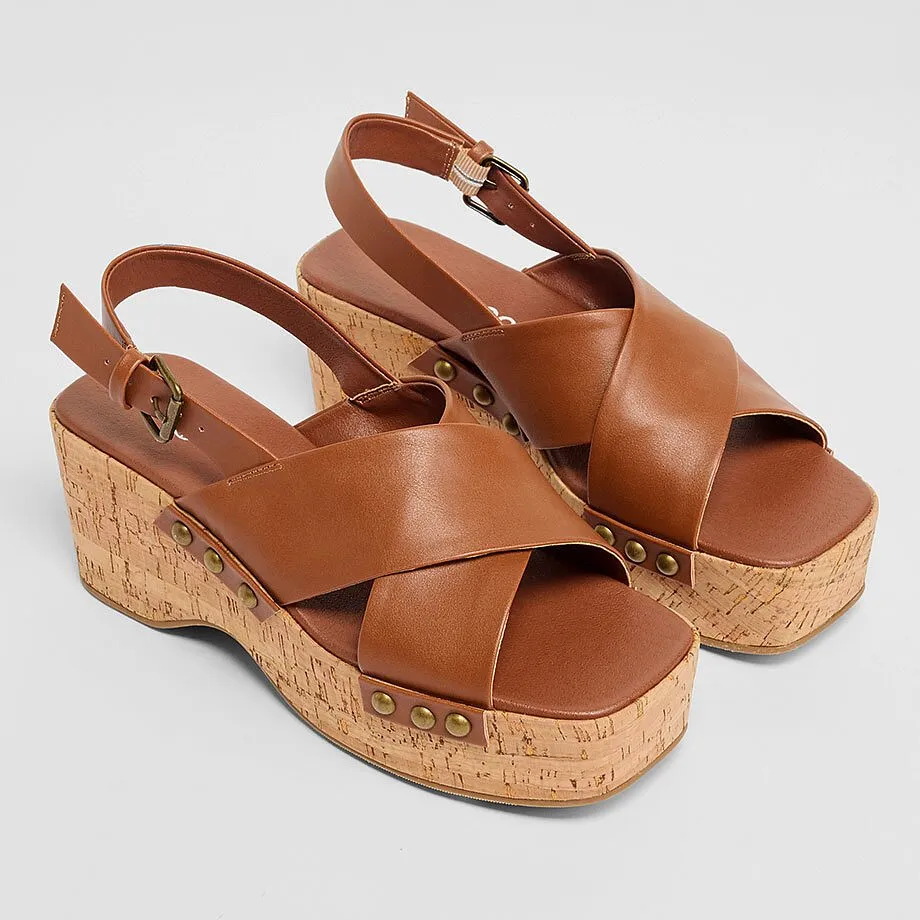Sandales marron avec semelle en li&egrave;ge et brides crois&eacute;es.