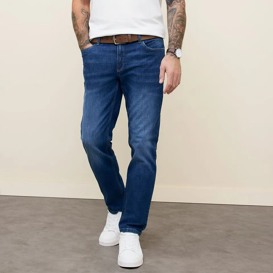 Klassischer Look mit wei&szlig;em T-Shirt, blauer Jeans, braunem Lederg&uuml;rtel und wei&szlig;en Sneakern.