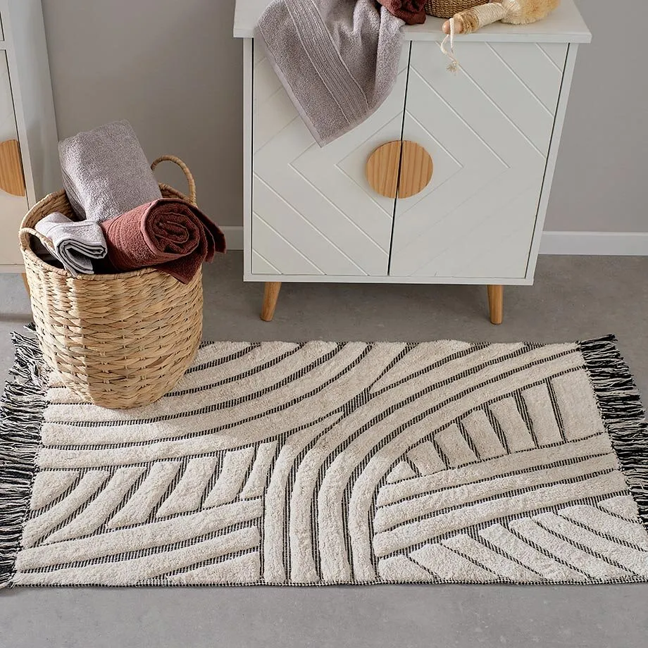 Des serviettes moelleuses et des tapis chauds cr&eacute;ent une ambiance cosy et douillette dans la salle de bain.