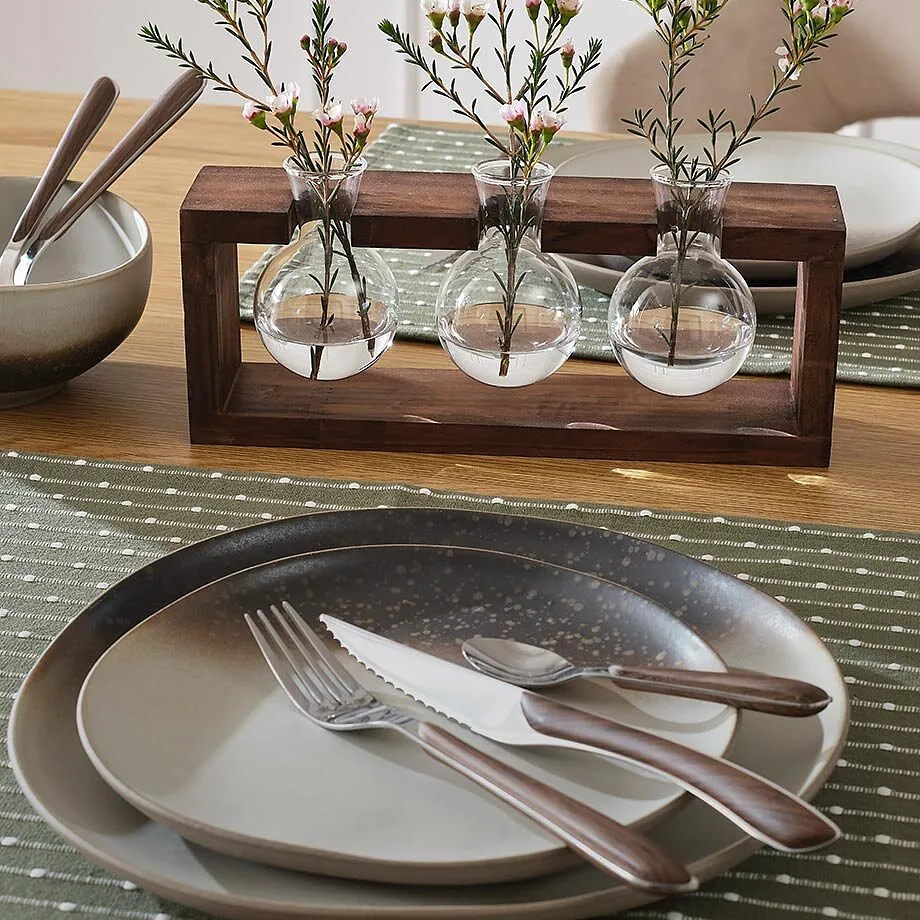 Vaisselle et d&eacute;coration de table dans des tons neutres.
