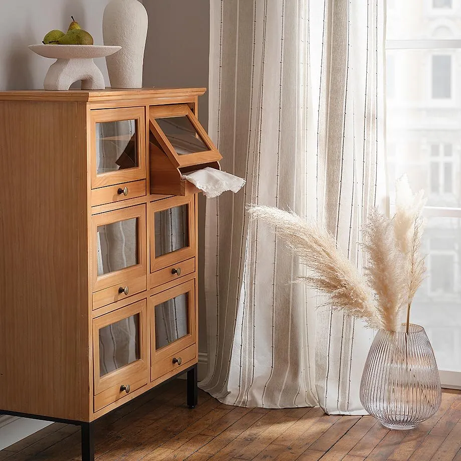 Meubles et d&eacute;corations dans des tons naturels.