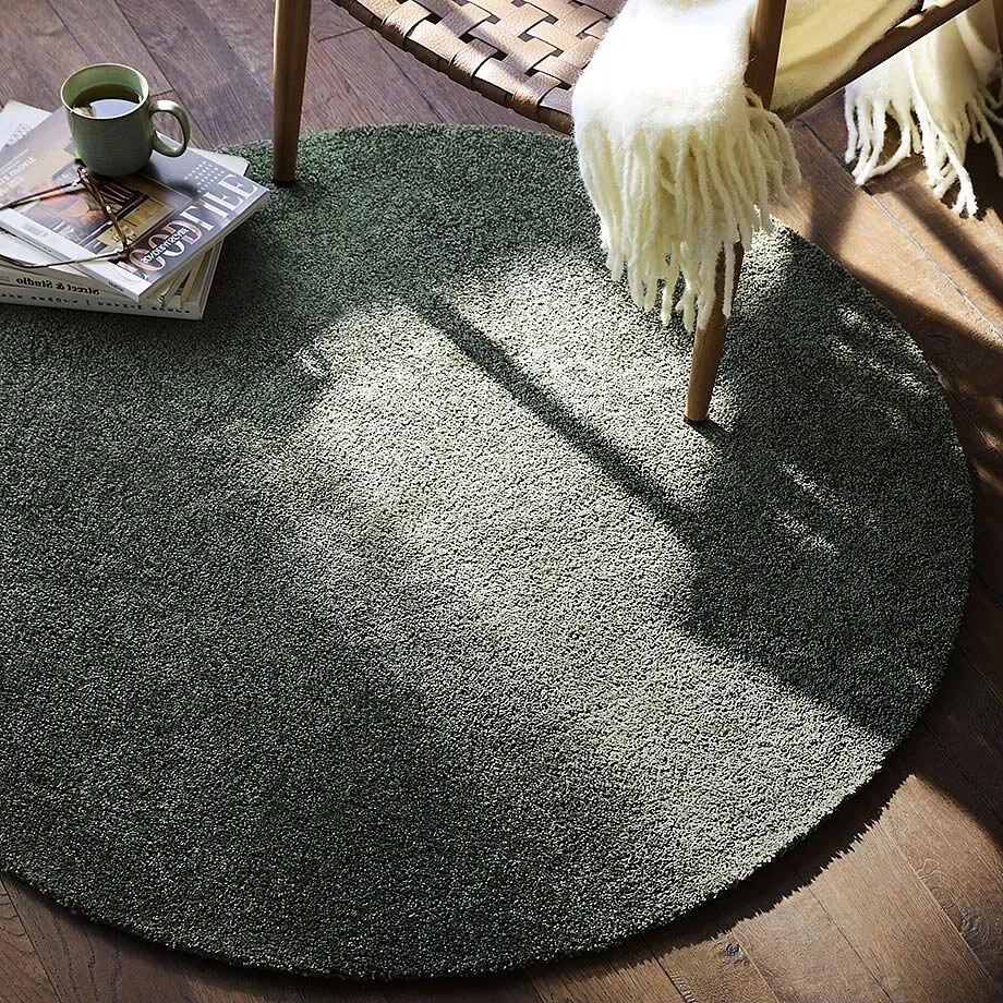 Tapis rond couleur vert fonc&eacute;.