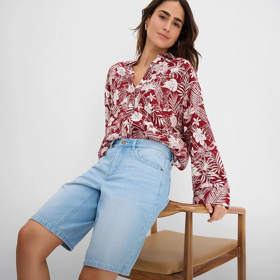 Chemisier imprim&eacute; en rouge et blanc &agrave; col en V et bermuda en jean bleu clair.