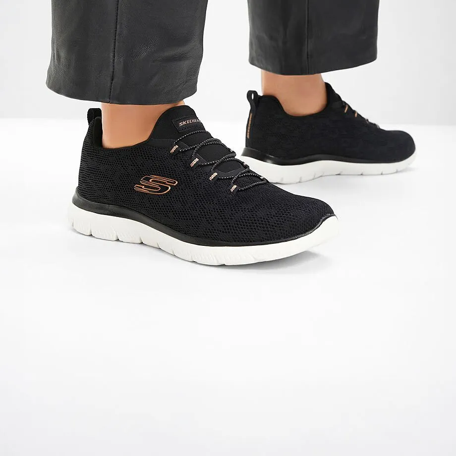 Tennis Skechers modernes en noir.