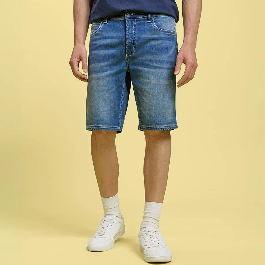 L&auml;ssige Jeans-Shorts und blaues T-Shirt kombiniert mit wei&szlig;en Sneakers und Socken.