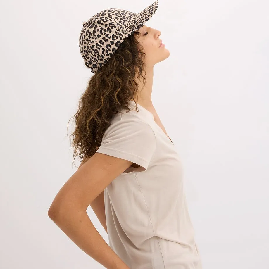 Casquette l&eacute;opard tendance et T-shirt beige.