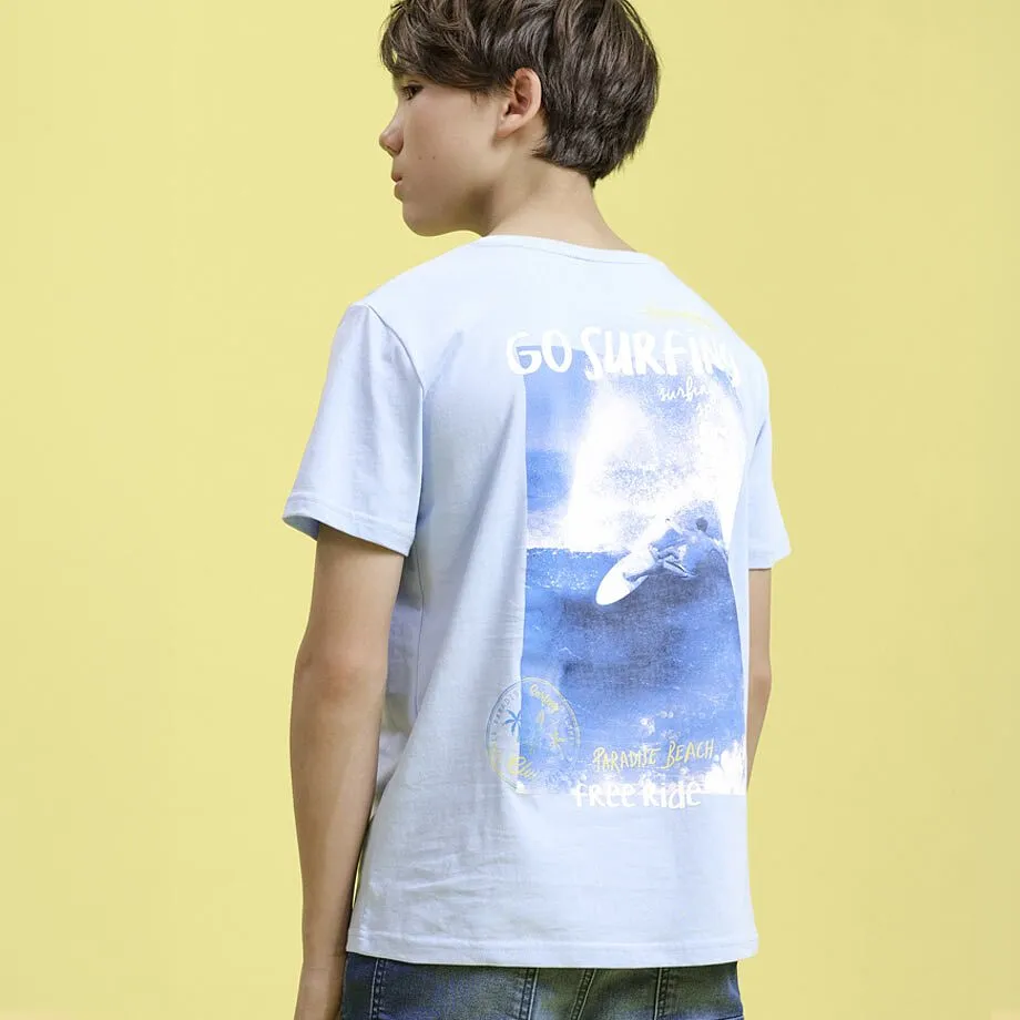 T-shirt bleu clair avec imprim&eacute; surfeur.