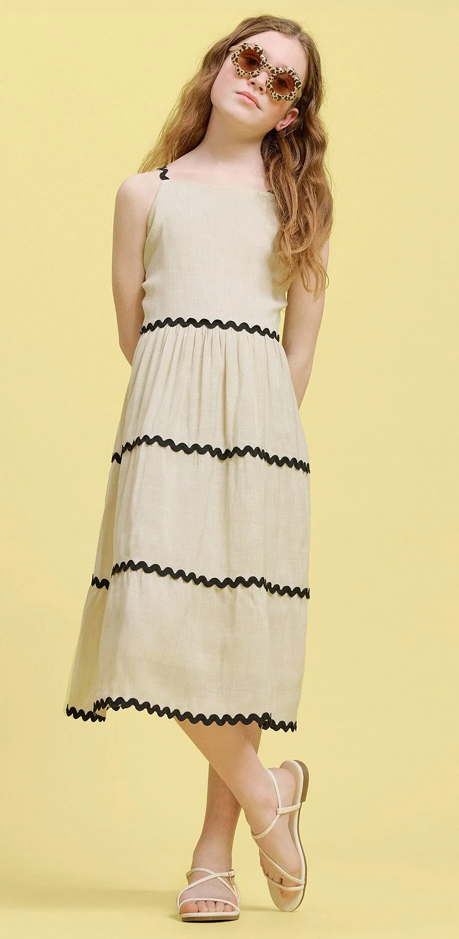 Robe estivale beige, sandales de couleur claire.