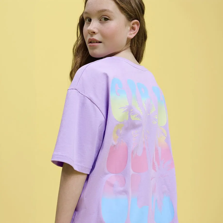 Un T-shirt oversize lilas avec inscription multicolore dans le dos.