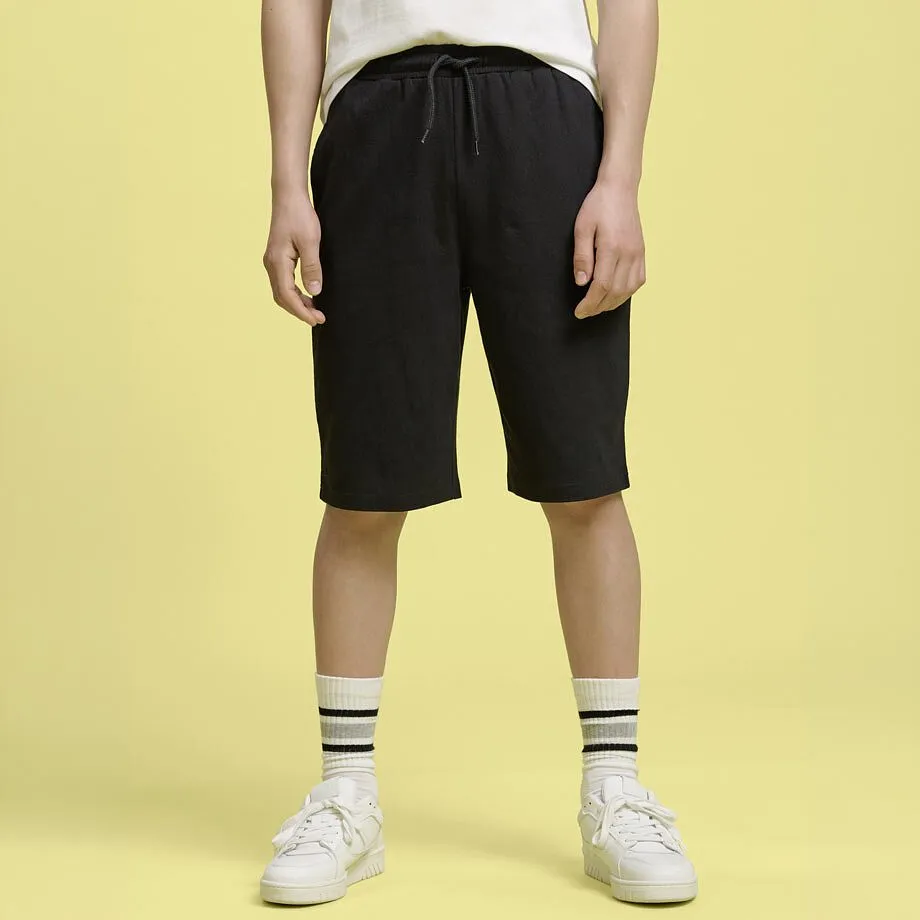 Tenue compos&eacute;e d'un T-shirt blanc et d'un short noir.