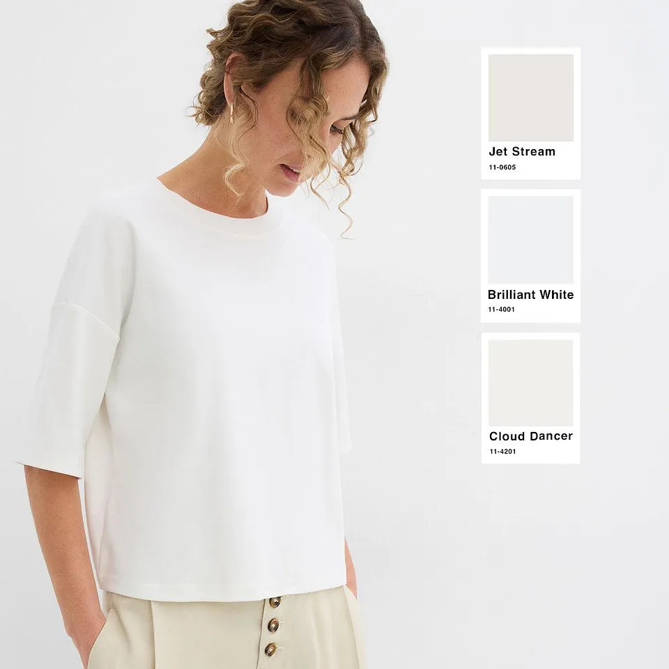 T-shirt ample mode de coloris blanc associ&eacute; &agrave; un pantalon de couleur cr&egrave;me.