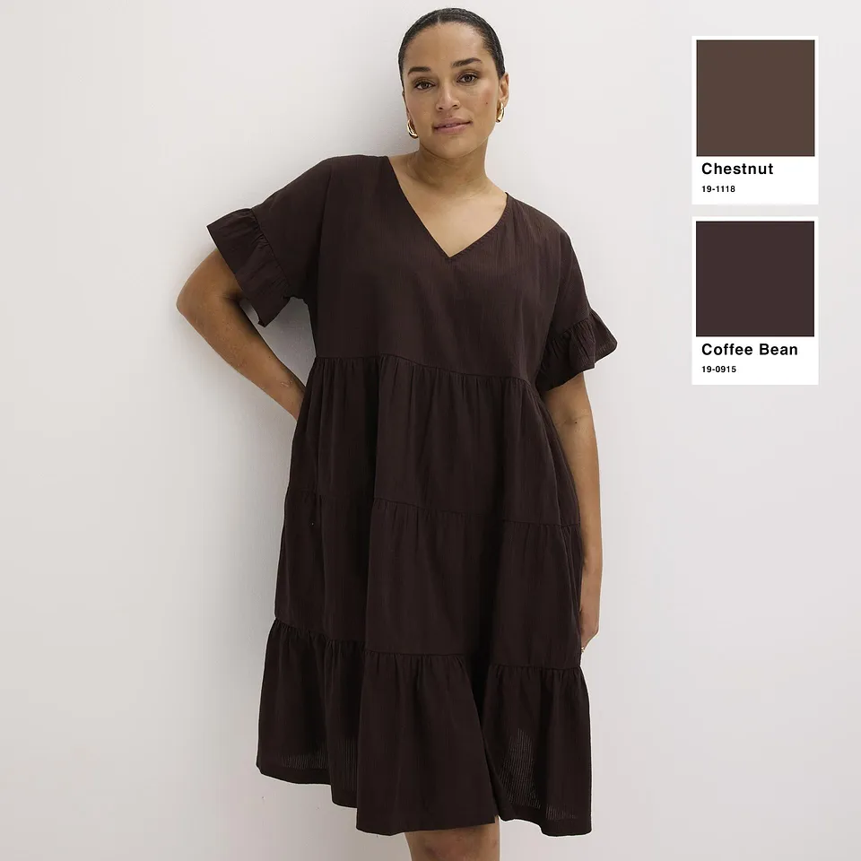 Robe &eacute;tag&eacute;e a&eacute;rienne de couleur marron avec d&eacute;collet&eacute; en V et manches courtes &agrave; volants.