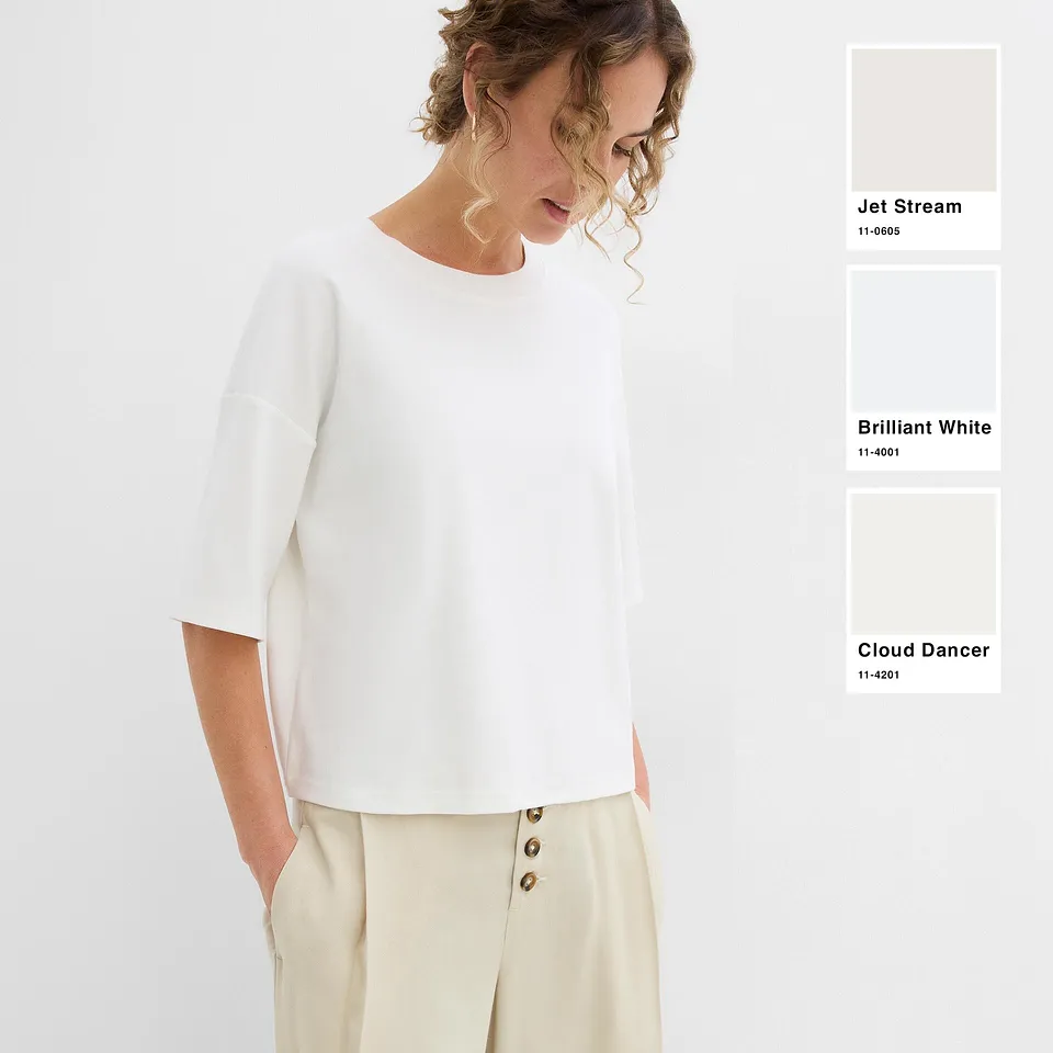 T-shirt ample mode de coloris blanc associ&eacute; &agrave; un pantalon de couleur cr&egrave;me.