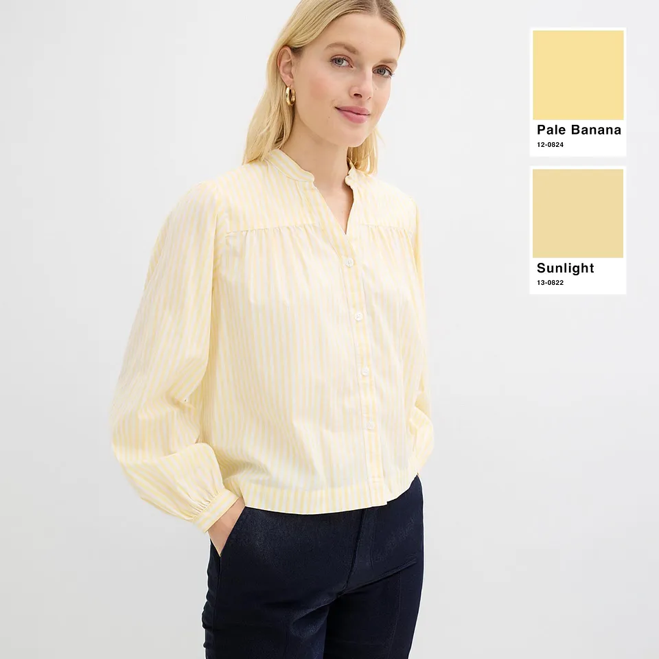 Blouse jaune clair &agrave; fines rayures et manches longues.