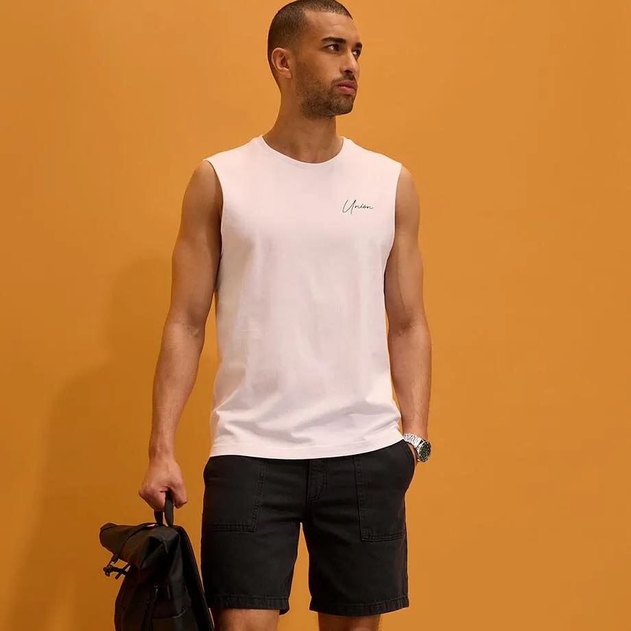 Wei&szlig;es &auml;rmelloses Shirt, dunkle Shorts und Armbanduhr.