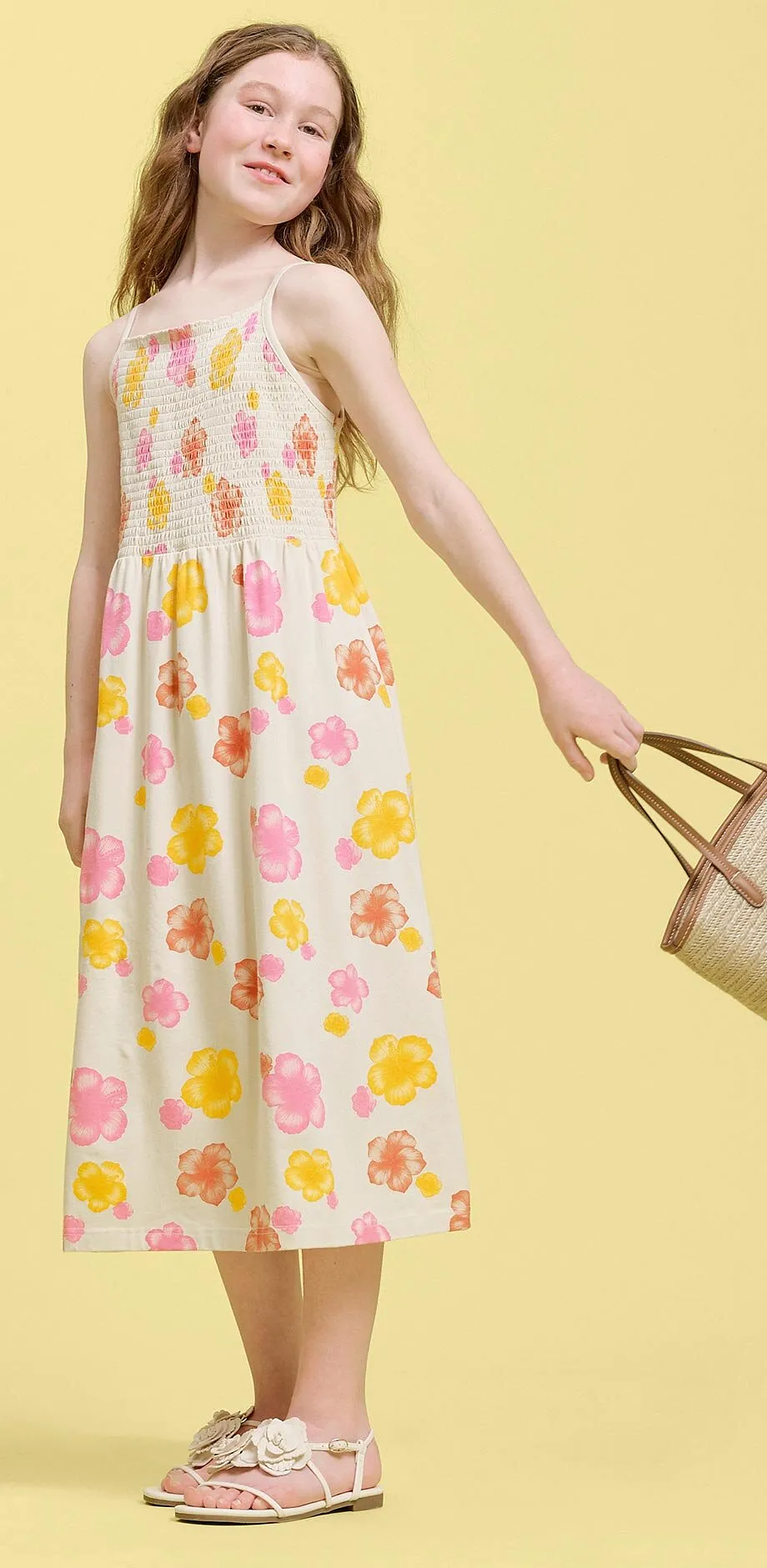 Robe estivale &agrave; bretelles spaghetti et fleurs multicolores.