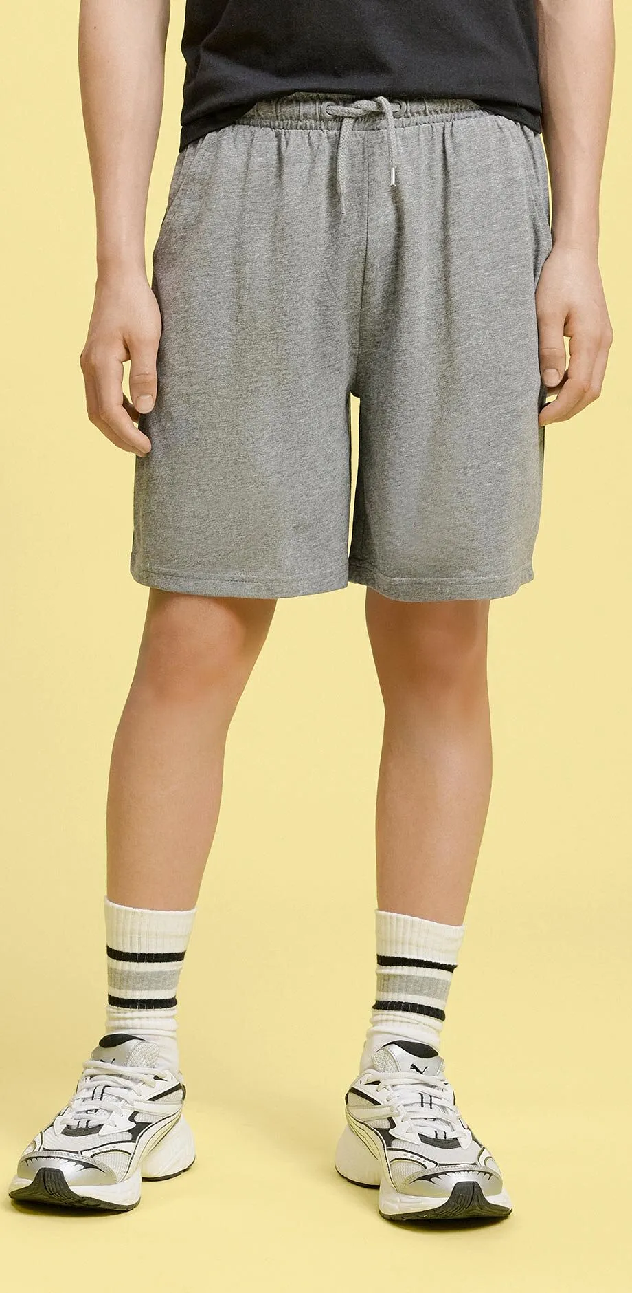 Tenue compos&eacute;e d'un T-shirt noir et d'un short gris.