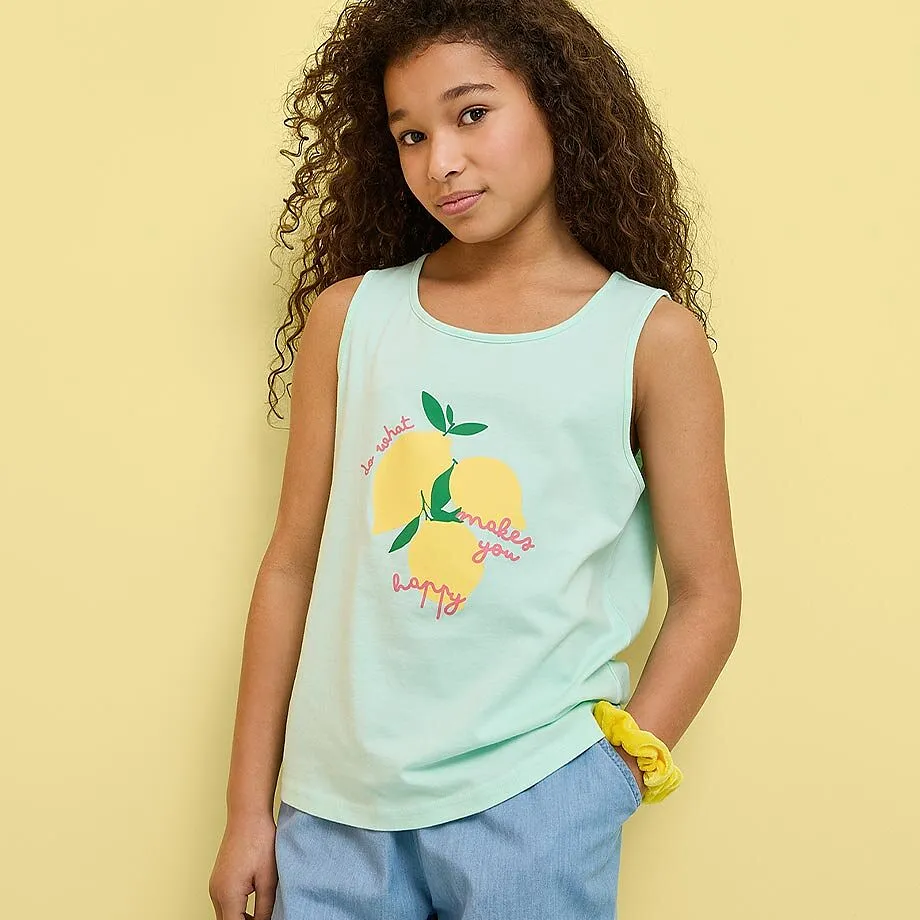 D&eacute;bardeur vert menthe avec citrons et pantalon bleu clair.