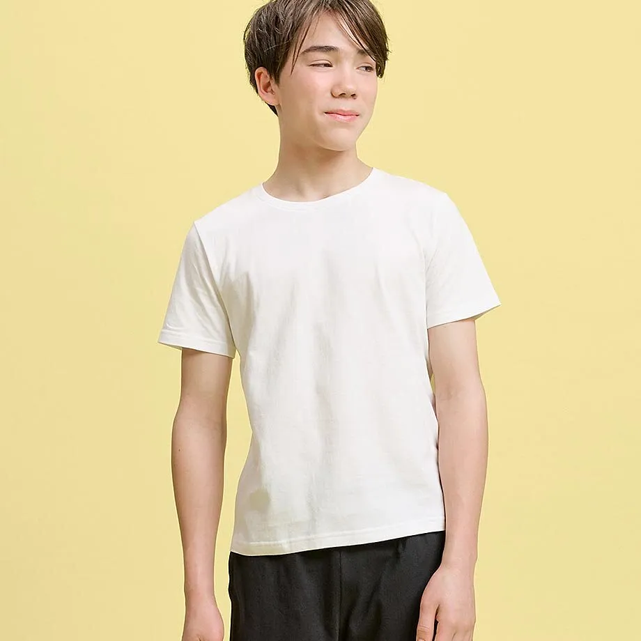 T-shirt blanc et pantalon noir.